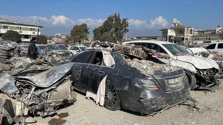 Hatay'da depremde zarar gören araçlar otoparklara çekiliyor