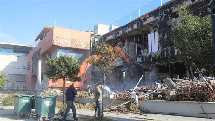 Hatay'da depremlerde hasar alan alışveriş merkezinin yıkımına başlandı