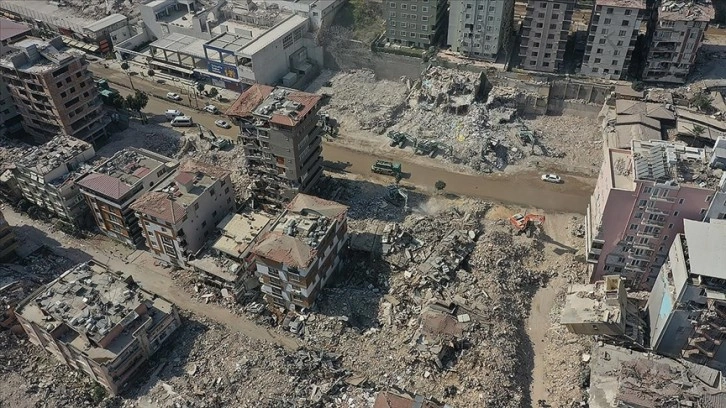 Hatay'da depremlerdeki yıkımlarla ilgili ilk dava açıldı