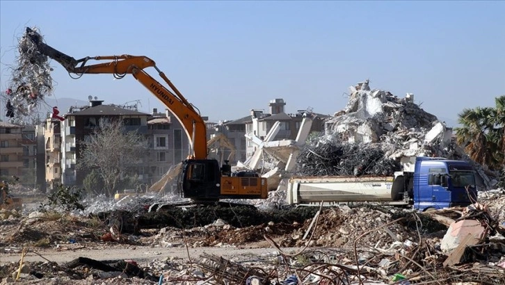 Hatay'da depremlerin ağır hasara neden olduğu binaların yıkımı devam ediyor