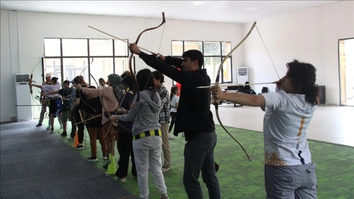 Hatay'da depremzede çocuklar şampiyonluk için yay çekiyor