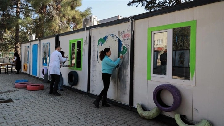 Hatay'da depremzede liseliler, konteyner sınıfları resim ve süslerle renklendirdi