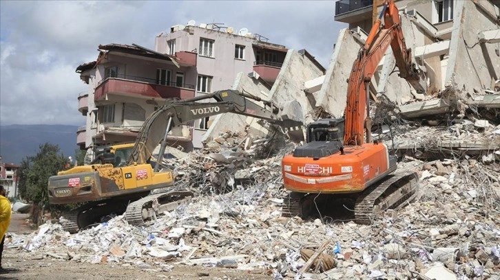 Hatay'da enkaz kaldırma çalışmaları aralıksız sürüyor