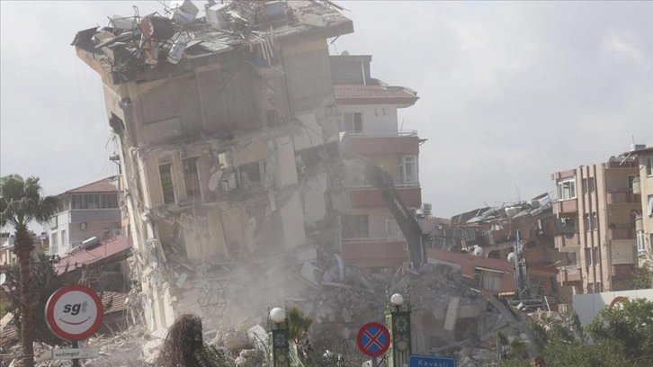 Hatay'da enkaz kaldırma ve yıkım çalışmaları 14 mahallede devam ediyor