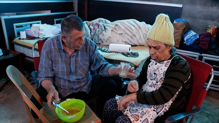 Hatay'da evi ağır hasar alan 70 yaşındaki adam, hasta eşine barakada bakıyor