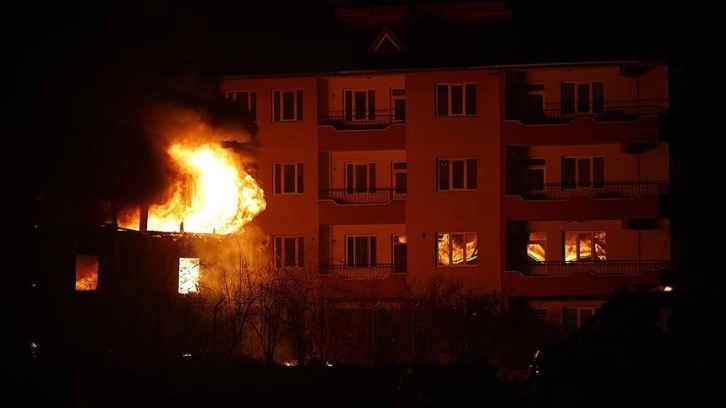 Hatay'da fabrikada çıkan yangına müdahale ediliyor