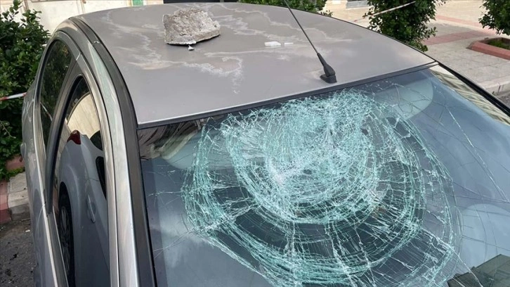 Hatay'da fırtına çatıları uçurdu, araçlarda hasara yol açtı