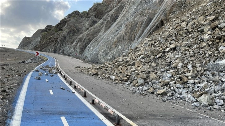 Hatay'da heyelan nedeniyle Samandağ-Arsuz sahil yolu ulaşıma kapandı