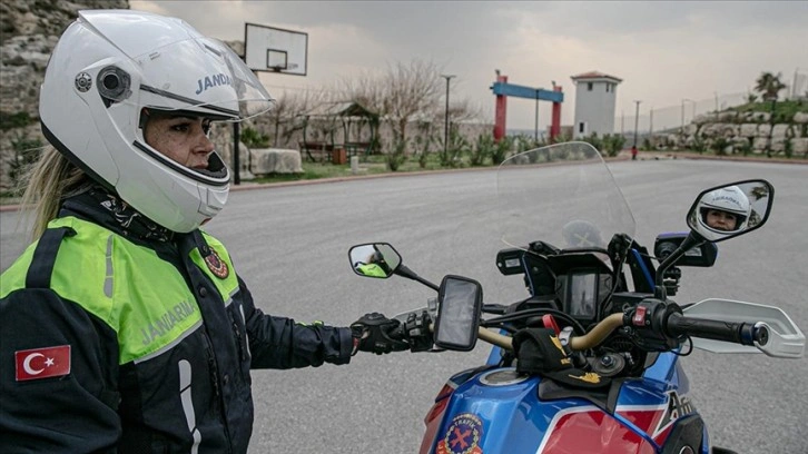 Hatay'da jandarmanın motosikletli kadın astsubayı trafikte yoğun mesaide