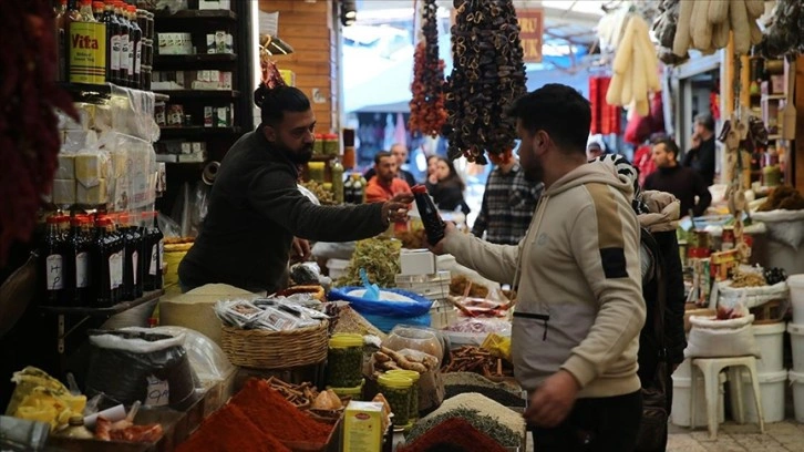 Hatay'da tarihi Uzun Çarşı'da Ramazan Bayramı yoğunluğu