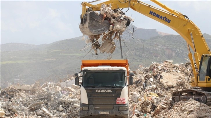 Hatay'da yıkık ve acil yıkılacak binalarda enkazın yüzde 49'u kaldırıldı