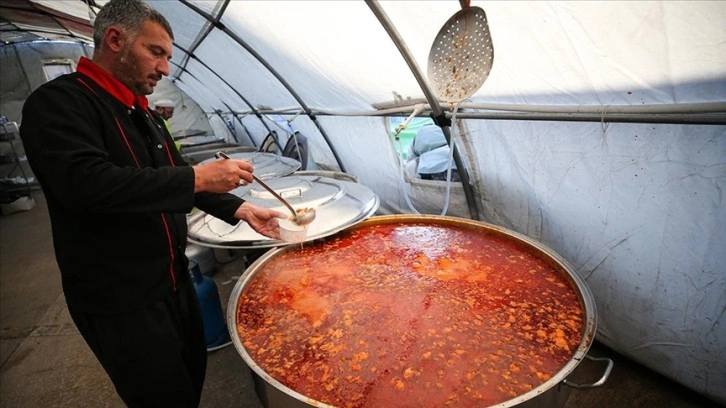 Hatay'daki mutfaklarda günlük yaklaşık 1 milyon 300 bin tabildot yemek çıkarılıyor