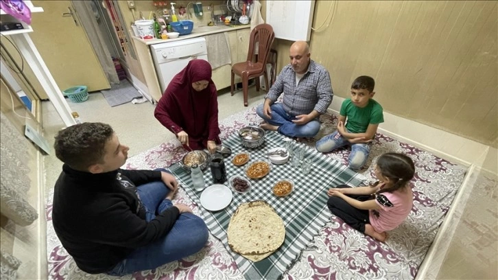 Hatay'daki Suriyeli sığınmacılar ilk iftarlarını konteyner kentte yaptı