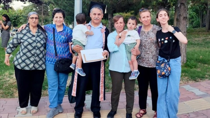 Hataylı 63 yaşındaki iş insanı okuduğu bölümü birincilikle bitirdi