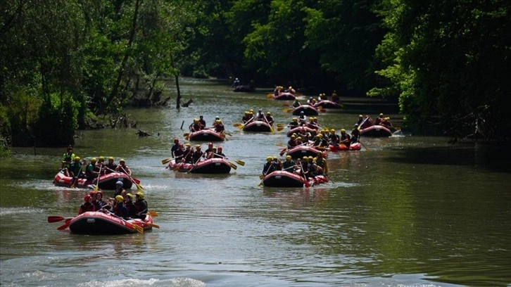 Hava sıcaklığının 30 derece ölçüldüğü Düzce'de maceraseverler rafting yaparak serinledi