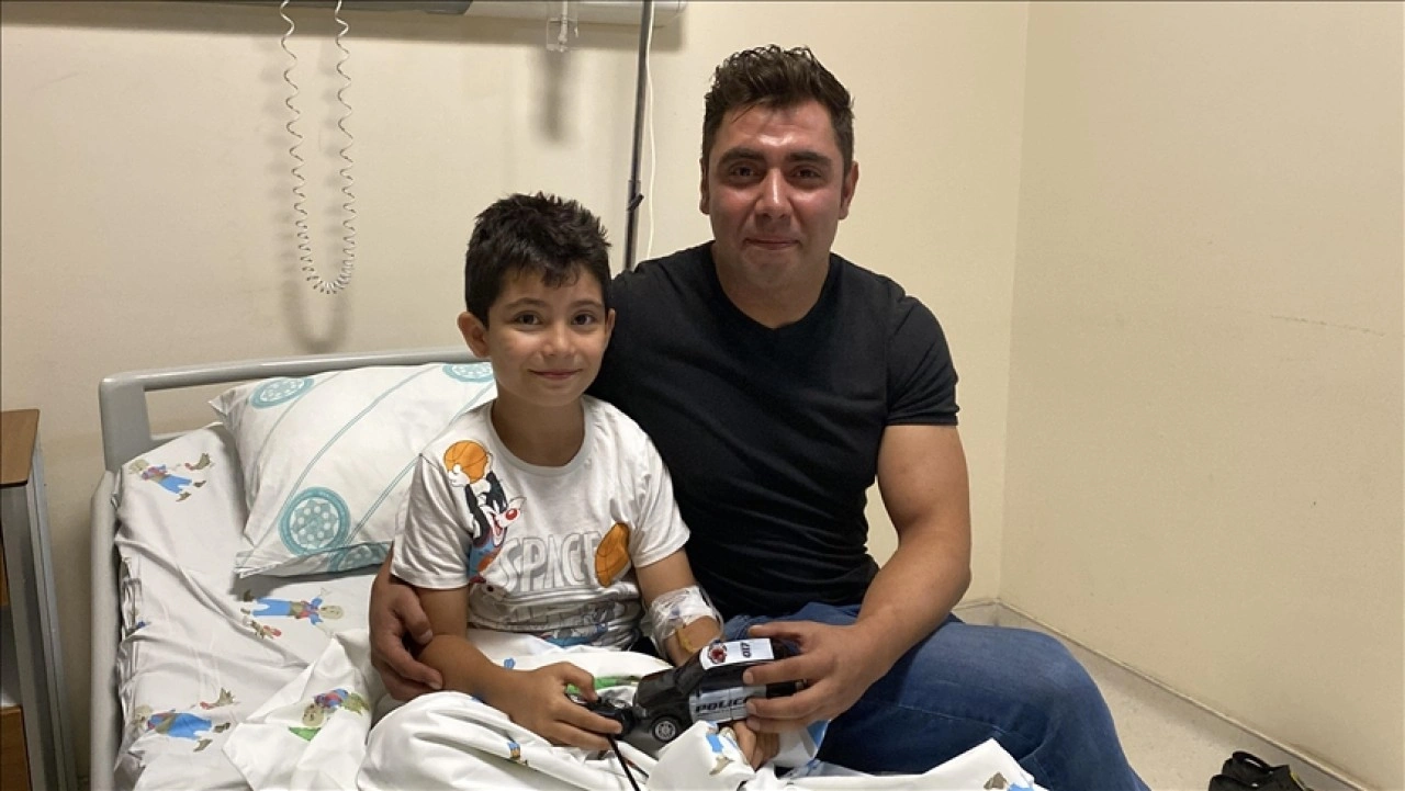 Havuzda boğulma tehlikesi geçiren çocuk, bekçinin müdahalesiyle hayata döndü