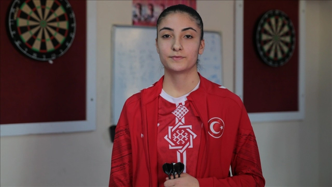 Hayali ok&ccedil;u olmaktı 15 yaşında dartta d&uuml;nya şampiyonluğuna ulaştı