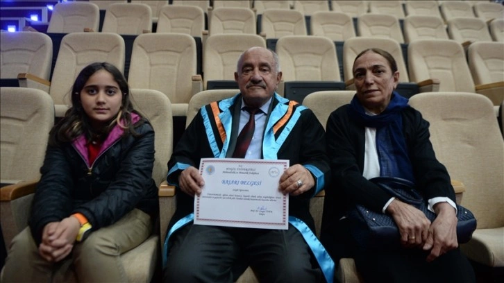 Hayalini kurduğu 'inşaat mühendisi' diplomasına 71 yaşında kavuştu