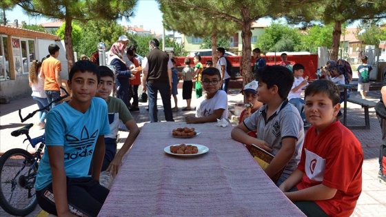 Hayırseverlerin desteğiyle çocuklara camiyi sevdirmek için çalışıyor