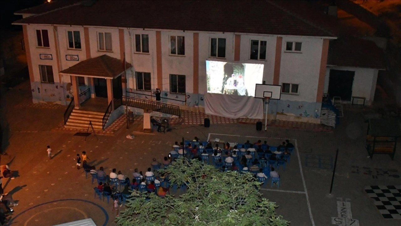 "Hazal" filminde oynayan akrabalarını 46 yıl sonra beyaz perdede izlediler