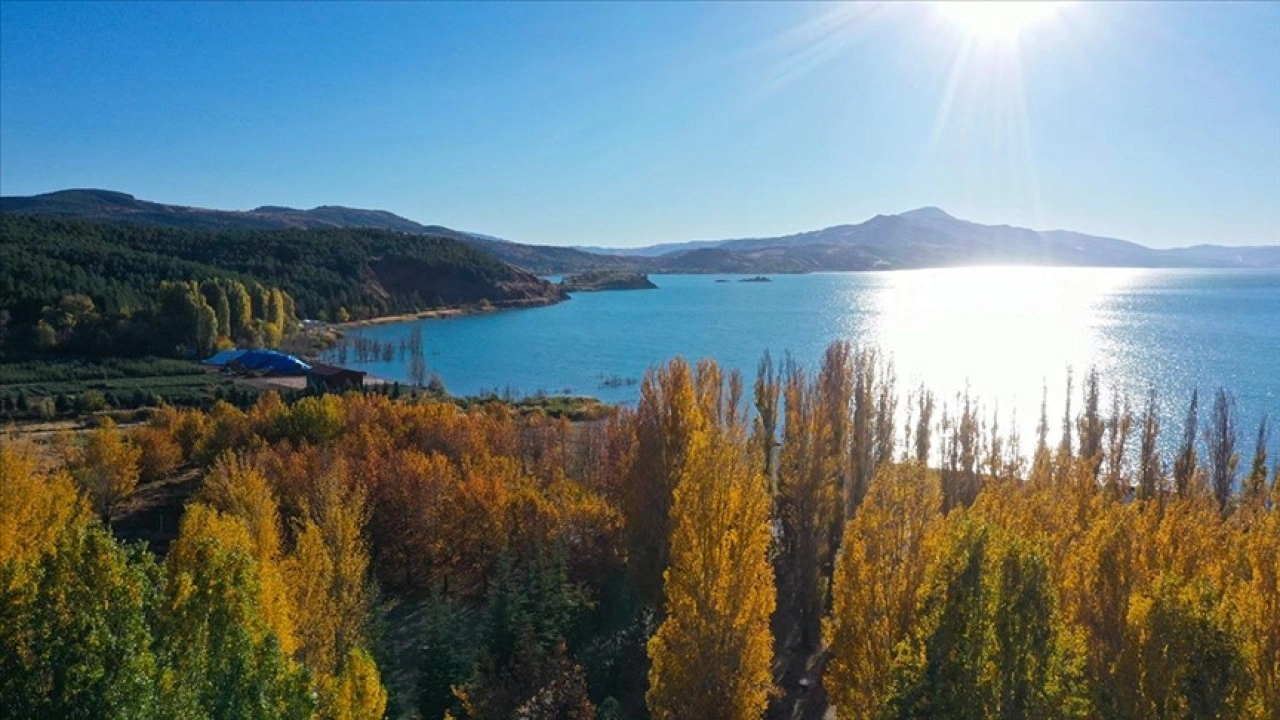 Hazar Gölü'nün çevresi sonbahar renklerine büründü