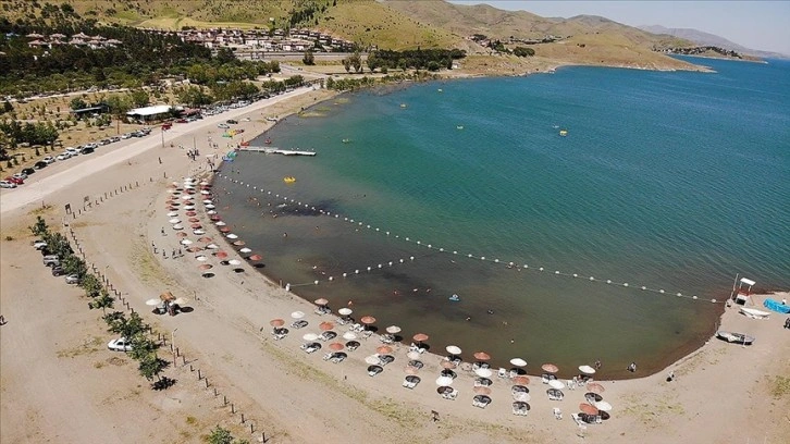 Hazar Gölü sahilleri tatil için bölge halkının tercihi oluyor
