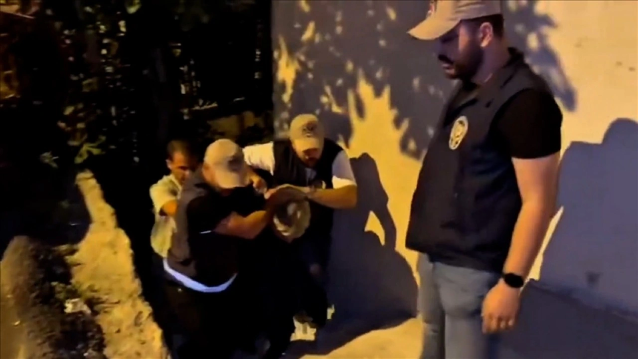 Hazreti Muhammed'in karikatür çizimini yayımlayan derginin grafikeri gözaltına alındı