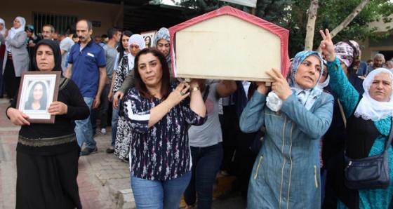 HDP&#39;liler yine şaşırtmadı! Yine bir hainin tabutunu sırtladılar