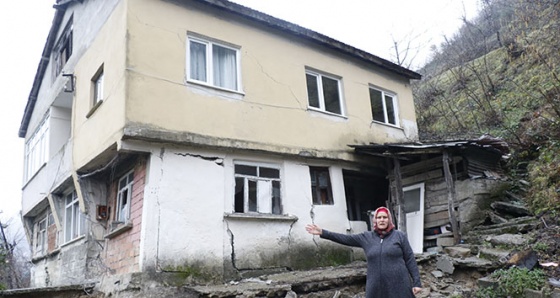 Heyelan evlerini ikiye böldü, eşyalarını bile alamadılar