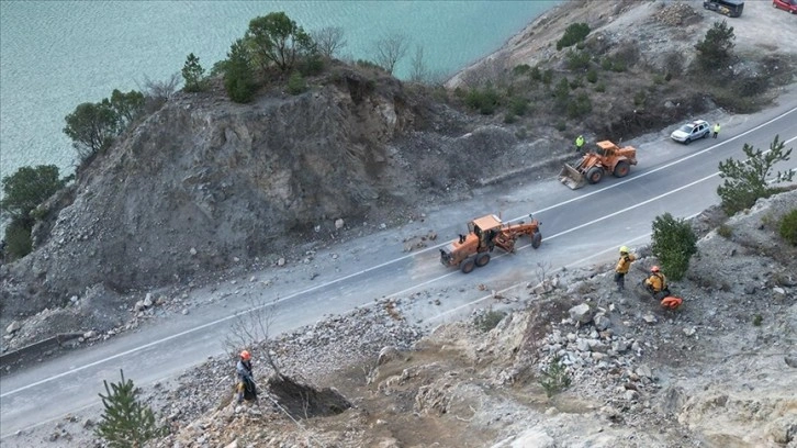 Heyelan nedeniyle kapanan Artvin-Hopa kara yolunda çalışmalar sürüyor