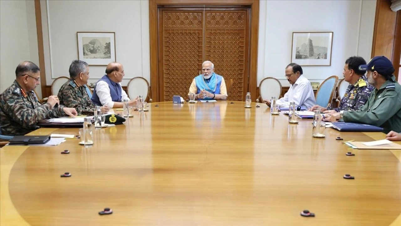Hindistan Başbakanı Modi, Pakistan'a yönelik operasyonların "askıya alındığını" söyle