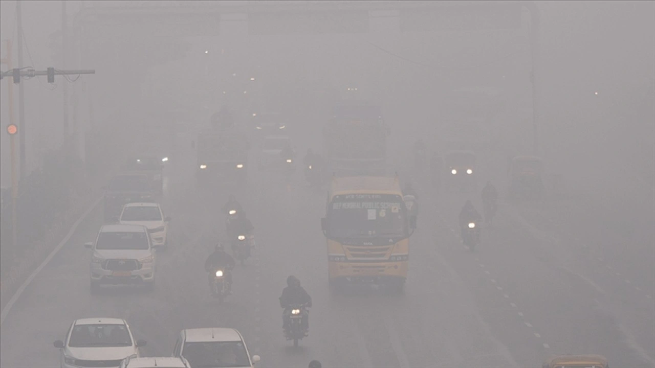 Hindistan'da hava kirliliğinin yol a&ccedil;tığı sis, u&ccedil;uşlarda aksaklıklara neden oldu