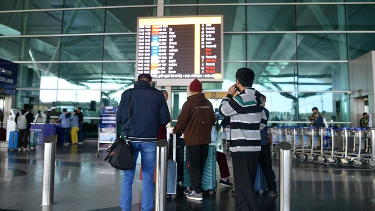 Hindistan'da yoğun sis nedeniyle 128 u&ccedil;uş iptal edildi