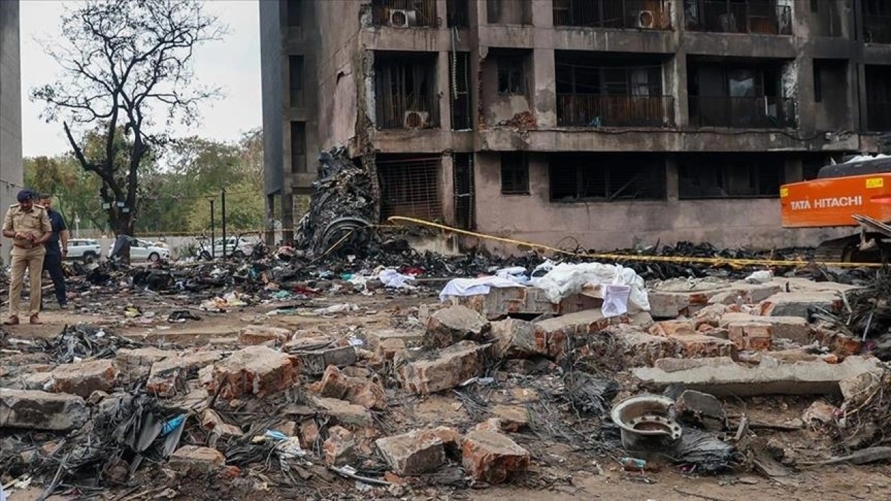 Hindistan’daki uçak kazasına ilişkin ön rapora göre kalkıştan sonra motorlara giden yakıt kesildi