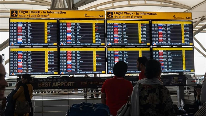 Hindistan'ın en büyük hava yolu şirketi IndiGo'nun iptal ettiği sefer sayısı 1000'i aştı