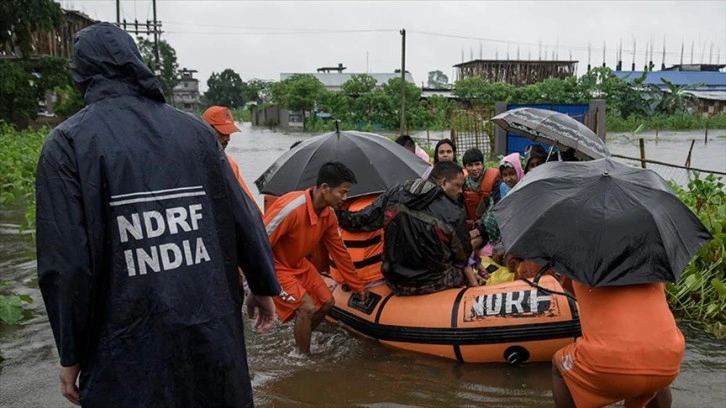 Hindistan ve Bangladeş'te sel ve heyelanlarda 13 kişi hayatını kaybetti