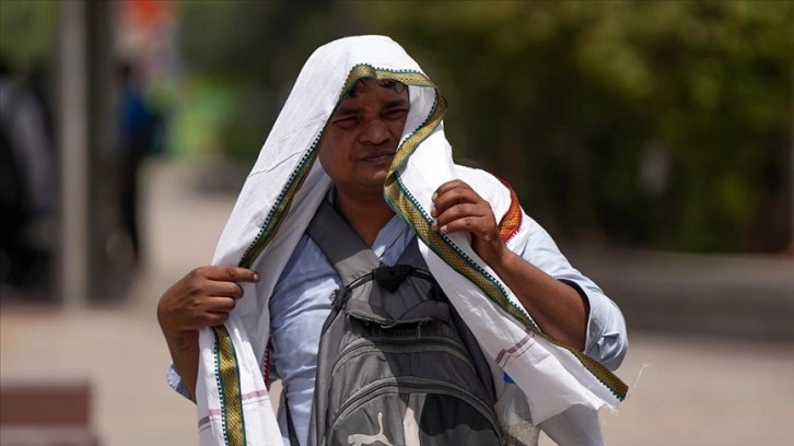 Hindistan'da genel seçimlerin son aşamasında aşırı sıcaklar nedeniyle 33 seçim görevlisi öldü