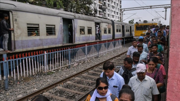 Hindistan'da makinistin inerken el frenini çekmeyi unuttuğu yük treni yaklaşık 80 kilometre git