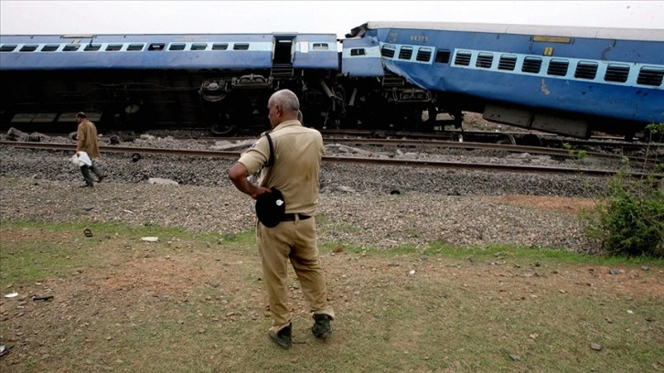 Hindistan'da meydana gelen tren kazasında 50 kişi öldü