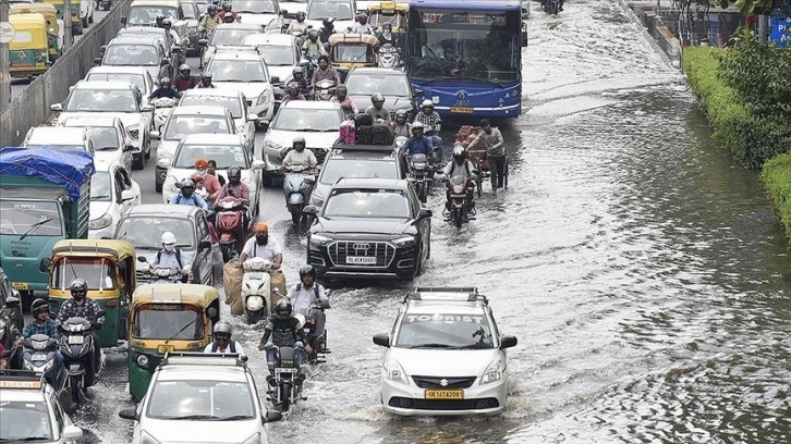 Hindistan'da şiddetli yağmurlar nedeniyle ilk belirlemelere göre 21 kişi öldü