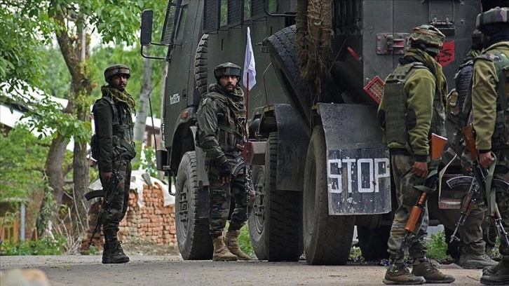 Hindistan'ın Cammu Keşmir bölgesindeki çatışmalarda 2 direnişçi ile 4 güvenlik görevlisi öldü