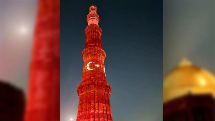 Hindistan'ın kutlu minaresi Kutub Minar, Türk bayrağının renkleriyle aydınlatıldı