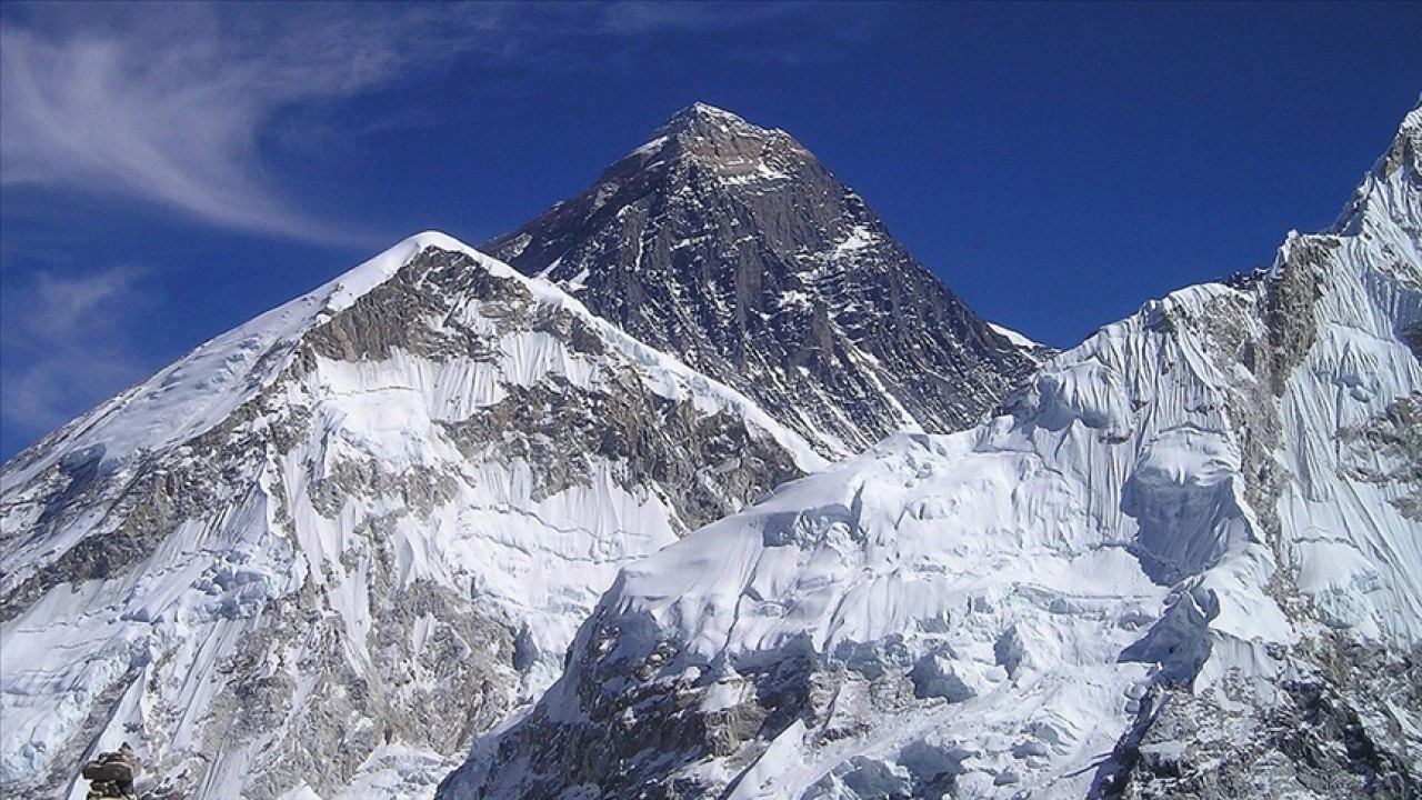 Hint askeri öğrenciler, Everest'in zirvesine tırmanışı tamamladı