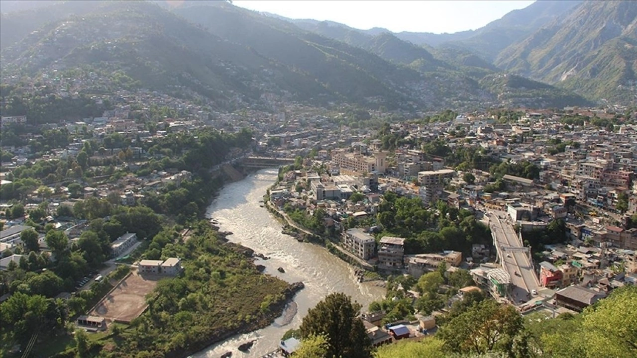 Hint basını: Hindistan, Chenab Nehri'nden Pakistan'a su akışını kesti