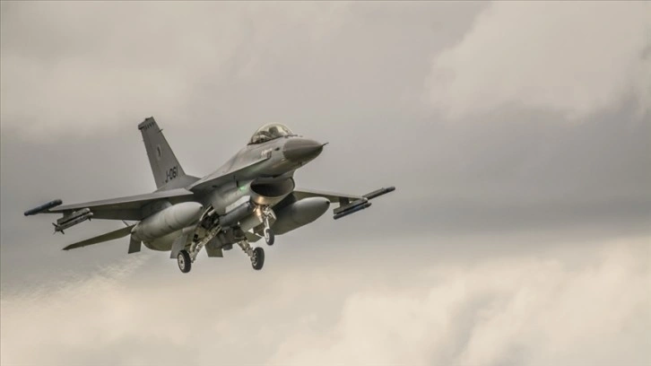 Hollanda: ABD, F-16 savaş uçaklarının Ukrayna'ya teslimatını onayladı