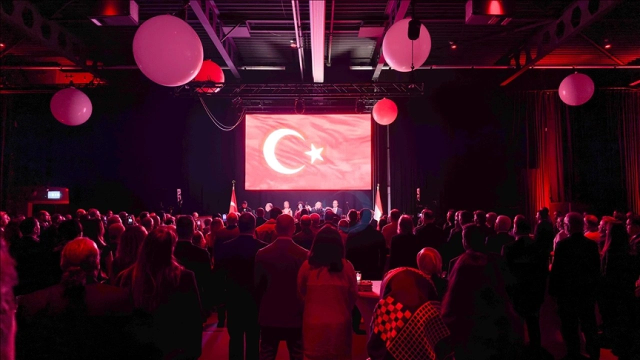 Hollanda'da 29 Ekim Cumhuriyet Bayramı çifte resepsiyonla kutlandı