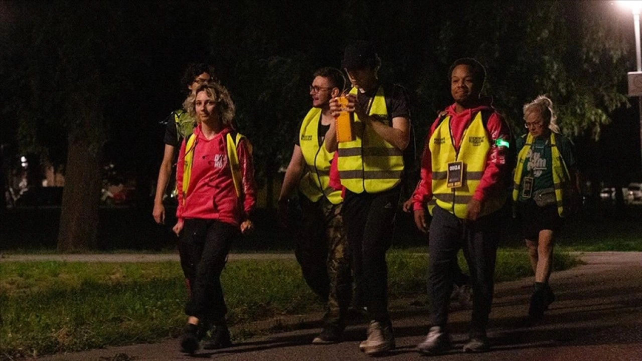Hollanda'da binlerce kişi mültecilere destek için 40 kilometre yürüdü
