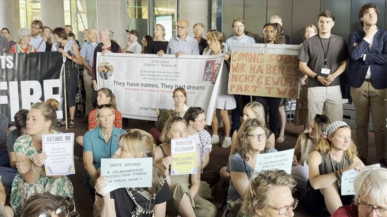 Hollanda'da diplomatlar ve memurlar, Gazze'deki soykırımı ve açlığı protesto etti