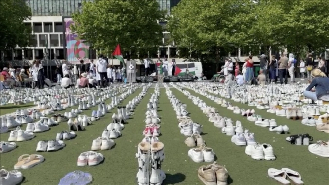 Hollanda'da, İsrail saldırılarında ölen sağlık çalışanları için 1400 çift beyaz ayakkabı bırakı