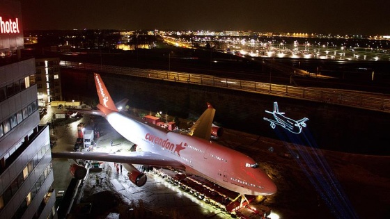 Hollanda'da otel bahçesine konulacak uçağın transferi tamamlandı